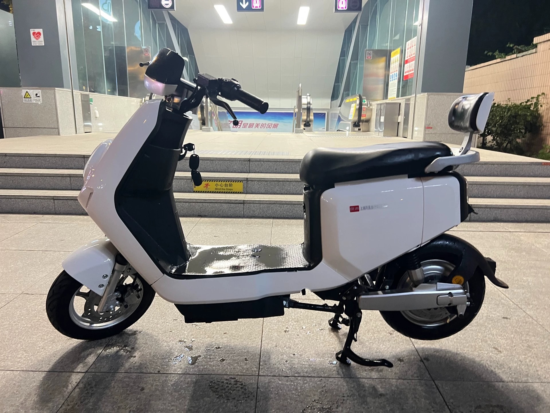 转让个人闲置二手电动车，刚买不久，证件齐全，带头盔，雨衣。成色九新如图，电池新换，5块大电池，续航70公里左右。车况完好，没有任何毛病，刹车，喇叭都很好的，因工